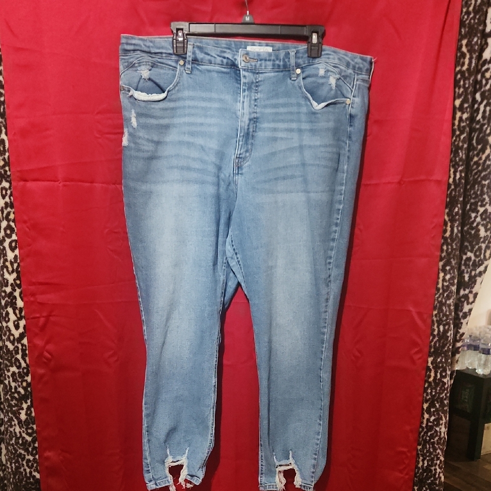 Sofia by Sofia Vergara Light Blue Cropped Jeans